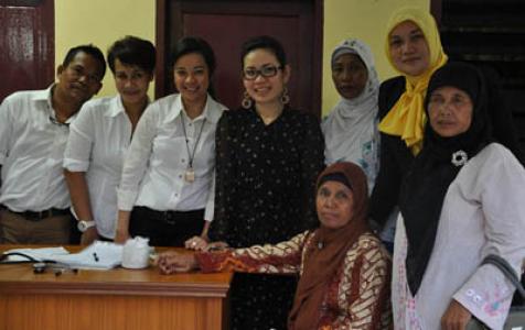 Kaukus Perempuan Bagikan Paket dan Pengobatan Gratis